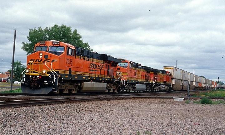 BNSF 7635 at Moorehead Jct.jpg